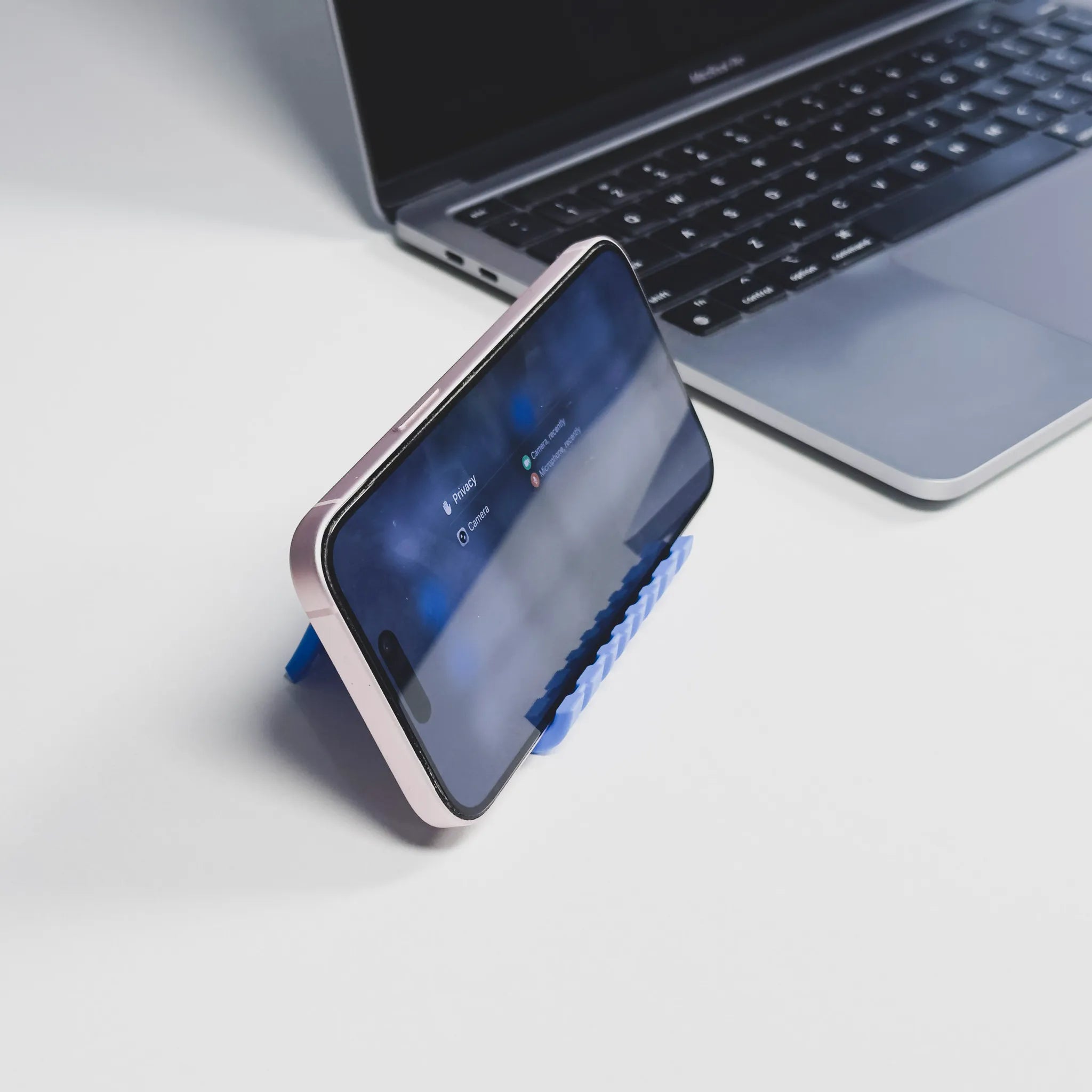 Minimalist Smartphone Stand